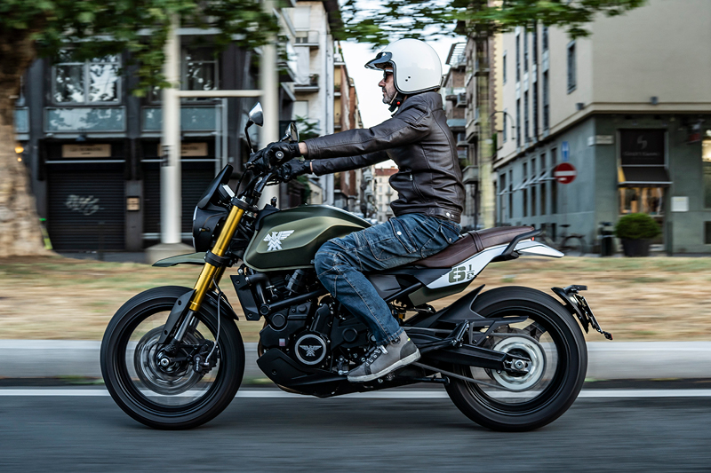 moto morini scrambler dans la ville